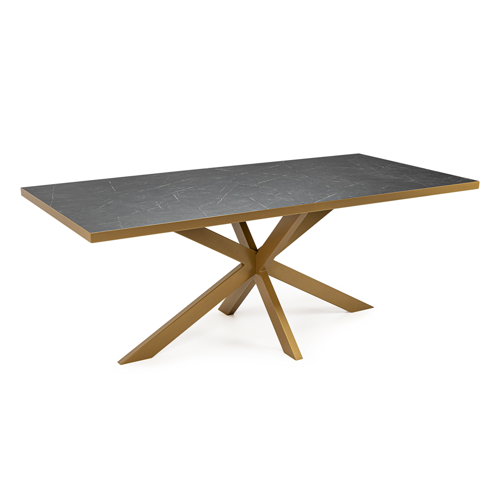 Rechthoekige tafel met zwart marmeren blad en goudkleurige, gekruiste metalen poten op witte achtergrond.